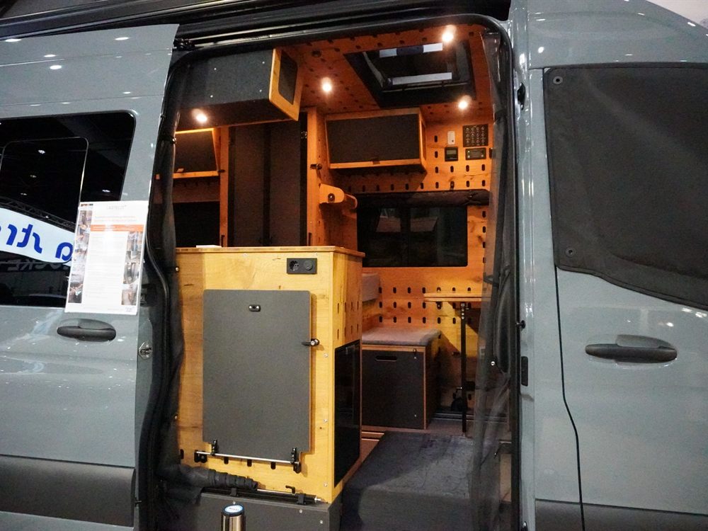 Ausgebauter Kastenwagen mit CargoClips-Holzsystem