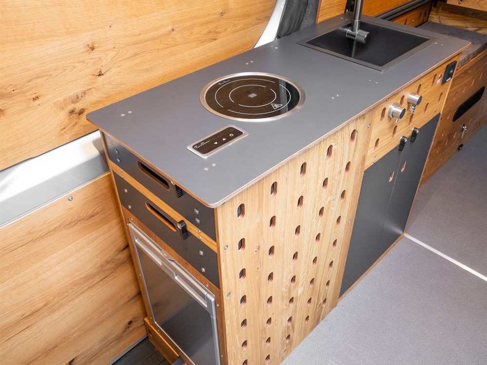 Küchenmodul im Camper mit CargoClips-System