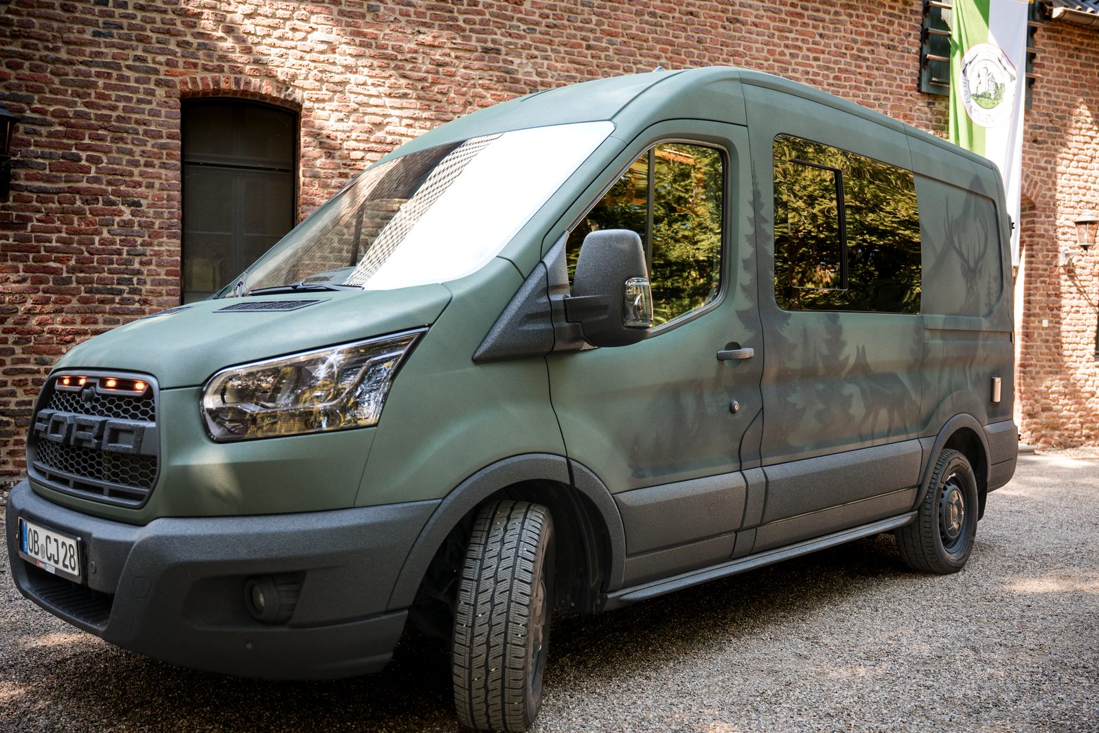 Ford Transit MK8 – Front-3/4-Ansicht vor Backsteinfassade
